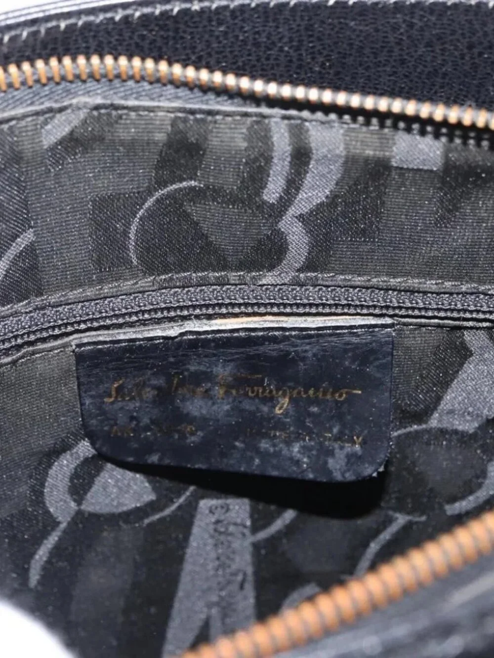 Salvatore Ferragamo Gancini Shoulder Bag Leather Black Gold Auth AMZ436